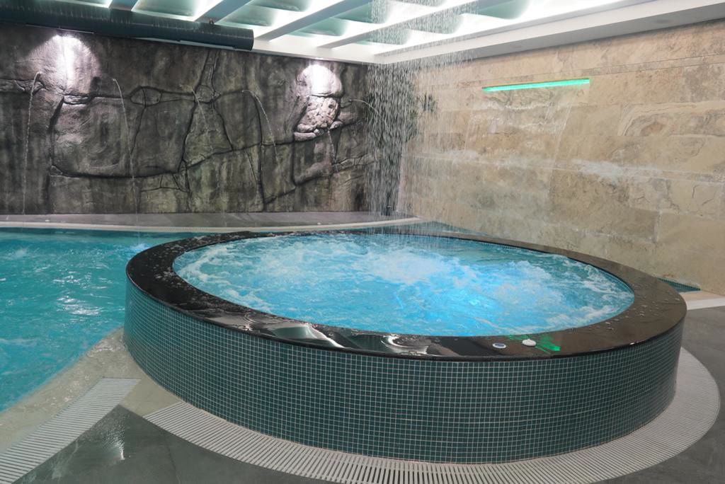 The round jacuzzi beside the spa pool